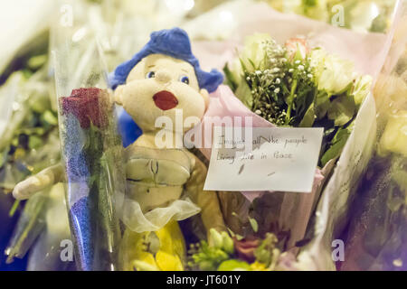 Die Menschen leben in Frieden vorstellen. Spontane Hommage an die Opfer der Terroranschläge in Paris, den 13. November 2015. Stockfoto