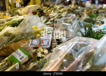 Eiffelturm unter den Blumen. Hommage an die Opfer des Terroranschlags in Paris, den 13. November 2015. Stockfoto