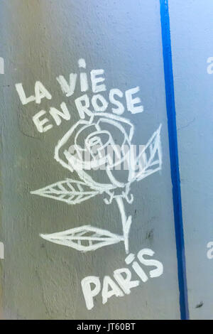 La Vie en Rose, das Leben in der Rose. Spontane Hommage an die Opfer der Terroranschläge in Paris, den 13. November 2015. Stockfoto