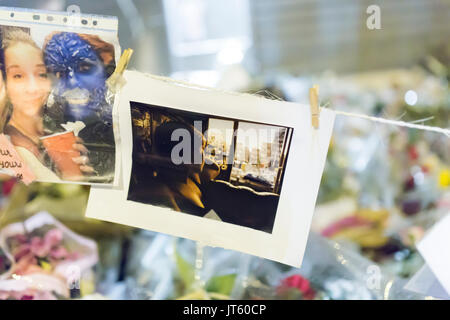 Foto einer Frau, die Opfer. Spontane Hommage an die Opfer der Terroranschläge in Paris, den 13. November 2015. Stockfoto