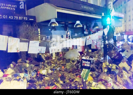 Terrorismus hat keine Religion auf der Terrasse belle Équipe. Hommage an die Opfer der Terroranschläge in Paris, den 13. November 2015. Stockfoto