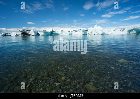 Island - Gletscherlagune mit eiskaltem Wasser und Eisschollen Stockfoto