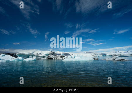 Island - tief blauen Himmel über floating Ice Blocks auf der Gletscherlagune Stockfoto