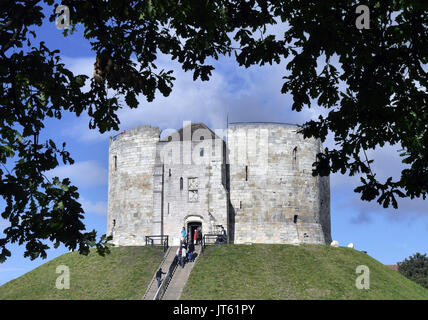 Postkarte Ansicht von Cliffords Turm, York, North Yorkshire, England, UK Stockfoto