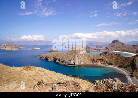 Padar Insel mit malerischen hohen Ansehen von drei schönen weißen Sandstränden, umgeben von einem weiten Ozean und Teil der Komodo Nationalpark in Flores, Indon Stockfoto