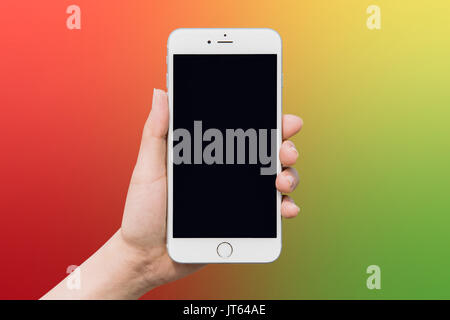 Hand, smart phone auf bunten blur Hintergrund. Stockfoto
