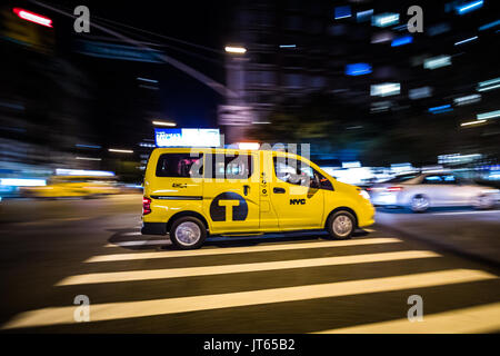NEW YORK, USA - 17. Oktober 2016. New York Yellow Cab passieren Schnell in der Nacht in Manhattan, New York. Stockfoto