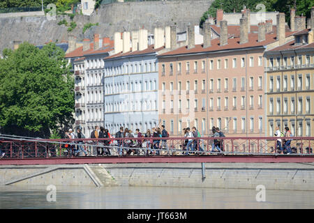 Lyon (Frankreich): Immobilien, Gebäude entlang der Quais de Saone Gehweg, mit Fußgängern auf der Fußgängerbrücke am Gericht und Gebäude Stockfoto