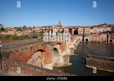 Albi (Frankreich): Panoramablick auf die Stadt mit der Pont Neuf Brücke am Ufer des Flusses Tarn. Die Bischofsstadt und Albi Cathe Stockfoto