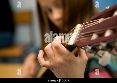 Junge Mädchen, Teenager, lernen, wie man die Gitarre zu spielen. Hand Akkorde spielen, close-up Stockfoto