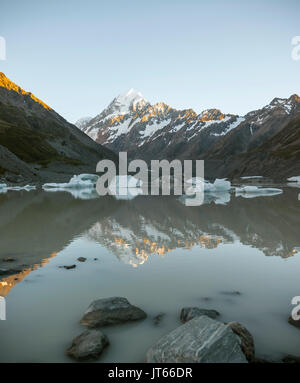 Sunrise, Reflexion in Hooker Lake, Mount Cook durch die Morgensonne beleuchtet, Mount Cook Nationalpark, Südliche Alpen Stockfoto