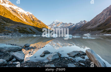 Sunrise, Reflexion in Hooker Lake, Mount Cook durch die Morgensonne beleuchtet, Mount Cook Nationalpark, Südliche Alpen Stockfoto