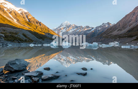 Sunrise, Reflexion in Hooker Lake, Mount Cook durch die Morgensonne beleuchtet, Mount Cook Nationalpark, Südliche Alpen Stockfoto