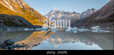 Sunrise, Reflexion in Hooker Lake, Mount Cook durch die Morgensonne beleuchtet, Mount Cook Nationalpark, Südliche Alpen Stockfoto