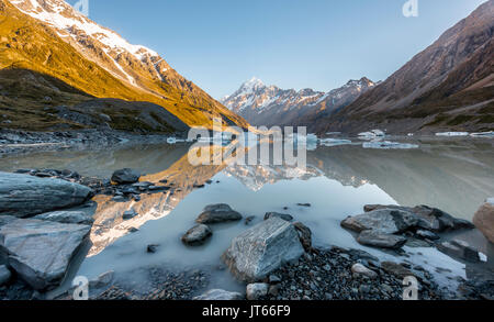 Sunrise, Reflexion in Hooker Lake, Mount Cook durch die Morgensonne beleuchtet, Mount Cook Nationalpark, Südliche Alpen Stockfoto