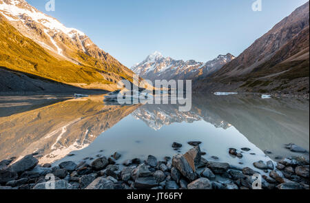 Sunrise, Reflexion in Hooker Lake, Mount Cook durch die Morgensonne beleuchtet, Mount Cook Nationalpark, Südliche Alpen Stockfoto