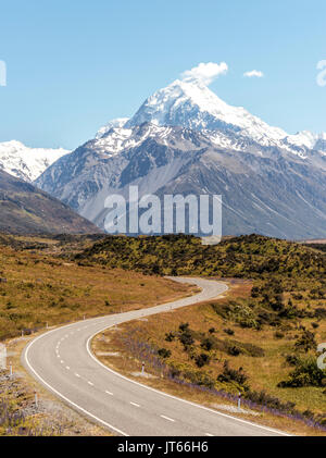 Kurvige Straße mit Blick auf den Mount Cook, schneebedeckte Berge, Mount Cook National Park der südlichen Alpen, Canterbury, Südinsel Stockfoto