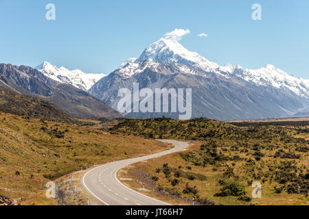 Kurvige Straße mit Blick auf den Mount Cook, schneebedeckte Berge, Mount Cook National Park der südlichen Alpen, Canterbury, Südinsel Stockfoto