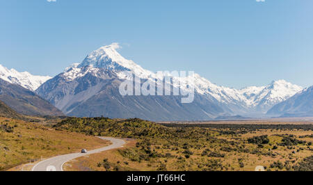 Kurvige Straße mit Blick auf den Mount Cook, schneebedeckte Berge, Mount Cook National Park der südlichen Alpen, Canterbury, Südinsel Stockfoto