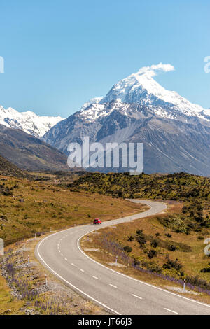 Kurvige Straße mit Blick auf den Mount Cook, schneebedeckte Berge, Mount Cook National Park der südlichen Alpen, Canterbury, Südinsel Stockfoto