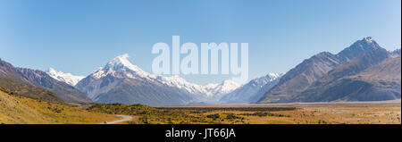 Kurvige Straße mit Blick auf den Mount Cook, schneebedeckte Berge, Mount Cook National Park der südlichen Alpen, Canterbury, Südinsel Stockfoto