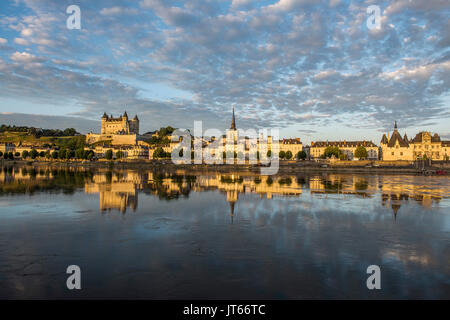 Saumur (Frankreich): die Loire. Im Hintergrund, die Burg und die Kirche von Notre-Dame-de-nantilly. Das Chateau de Saumur gehört Stockfoto