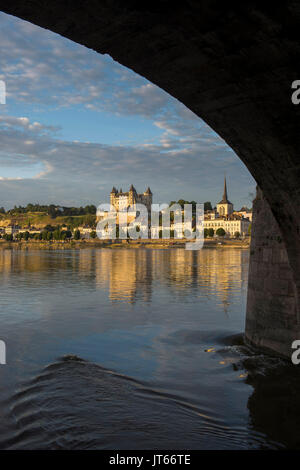 Saumur (Frankreich): die Loire. Im Hintergrund, die Burg und die Kirche von Notre-Dame-de-nantilly. Das Chateau de Saumur gehören Stockfoto
