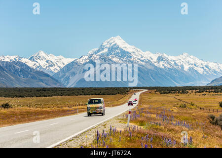 Kurvige Straße mit Blick auf den Mount Cook, schneebedeckte Berge, Mount Cook National Park der südlichen Alpen, Canterbury, Südinsel Stockfoto