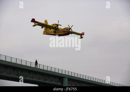 Die Badegäste beobachten Securite Civile aircarft sammeln Wasser am Lac de Saint-Cassien, Waldbrände, die in Cote d'Azur, Südfrankreich, Mittelmeer Stockfoto