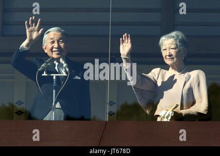 Japan, Tokio: Kaiser Akihito und Kaiserin Michiko Gruß die Menge, die für den 77. Geburtstag von Kaiser Akihito (2010/12/23) Stockfoto