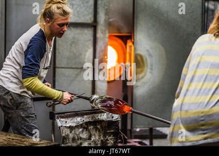Zwei Blasen Glas Künstler Finishing ein schönes Stück. Stockfoto