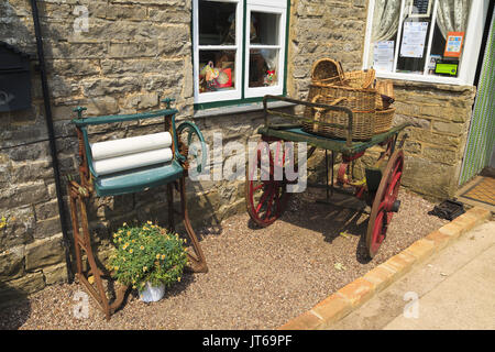 Alte Mangle & Warenkorb Tissington süße Emporium, Derbyshire Stockfoto