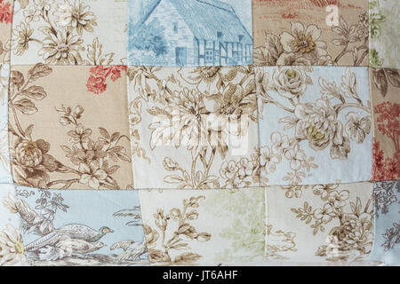 Muster, Patchwork, Herstellung Konzept. close-up auf perfekt symmetrische Muster von Kissen in patchwork Technik handelt es sich um Quadrate symmetrycally Aufgereiht Stockfoto