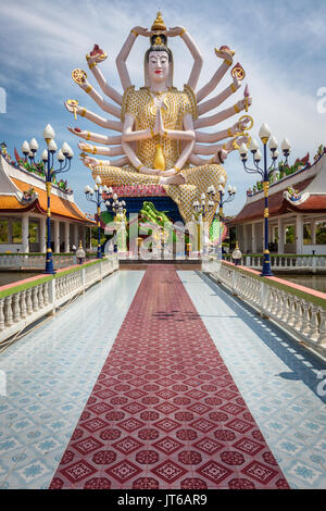 Statue von achtzehn Arme der Guanyin oder Avalokiteśvara Guanjin Kwan Yin, Göttin der Gnade und Barmherzigkeit, Wat Plai Laem Tempel, Koh Samui, Thailand Stockfoto