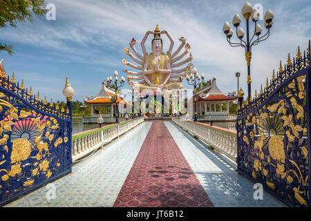 Statue von achtzehn Arme der Guanyin oder Avalokiteśvara Guanjin Kwan Yin, Göttin der Gnade und Barmherzigkeit, Wat Plai Laem Tempel, Koh Samui, Thailand Stockfoto