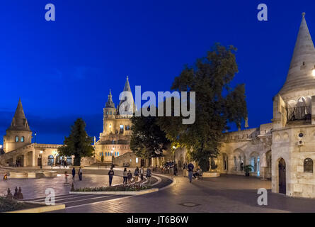 Fischerbastei bei Nacht, Budaer Burgviertel, Castle Hill, Budapest, Ungarn Stockfoto