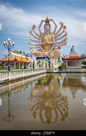 Statue von achtzehn Arme der Guanyin oder Avalokiteśvara Guanjin Kwan Yin, Göttin der Gnade und Barmherzigkeit, Wat Plai Laem Tempel, Koh Samui, Thailand Stockfoto