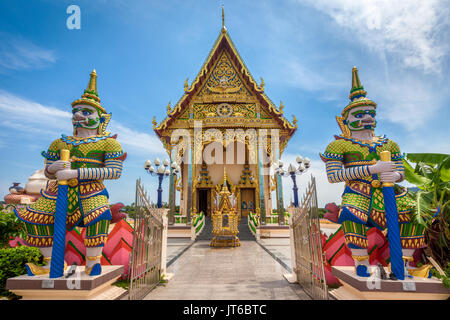 Riesige Wächter am Eingang des buddhistischen Pagode, Wat Plai Laem Tempel, suwannaram Ban Bo Phut, Koh Samui, Thailand Stockfoto