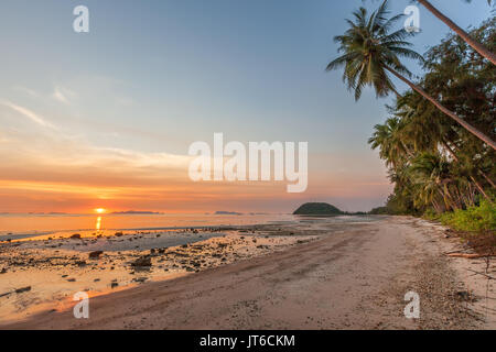 Sonnenuntergang in Nathon Strand von Laem Yai, Koh Samui, Thailand Stockfoto