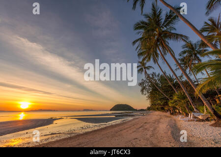 Sonnenuntergang in Nathon Strand von Laem Yai, Koh Samui, Thailand Stockfoto