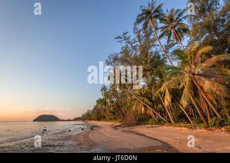 Sonnenuntergang in Nathon Strand von Laem Yai, Koh Samui, Thailand Stockfoto