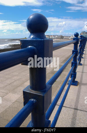 Geländer installiert über der Promenade in Porthcawl, Wales Stockfoto