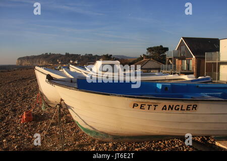 Eine Landschaft im Sonnenschein am frühen Morgen VON EINEM KLEINEN FISCHERBOOT AUF EINEN KIESSTRAND IN DER BELIEBTEN EAST SUSSEX DORF PETT LEVEL Stockfoto