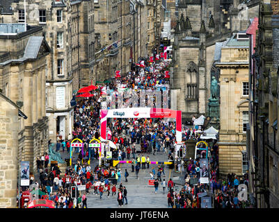 Besucher genießen die Straße Theater auf der Royal Mile, das Edinburgh International Festival Fringe. Stockfoto