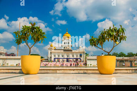 Baumwolle Wolken über Gurdwara Bangla Sahib, Delhi Stockfoto