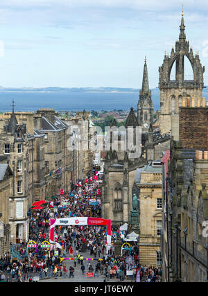 Besucher genießen die Straße Theater auf der Royal Mile, das Edinburgh International Festival Fringe. Stockfoto