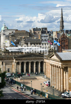 Ein Blick auf die Scottish National Gallery und die Royal Scottish Academy auf dem Damm, Edinburgh. Stockfoto