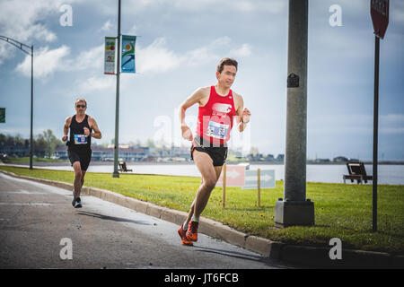 CARLETON, Kanada - 4. Juni 2017. In der fünften Marathon von Carleton in Québec, Kanada. Zwei Mann tun das Marathon. Stockfoto