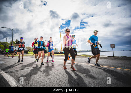 CARLETON, Kanada - 4. Juni 2017. In der fünften Marathon von Carleton in Québec, Kanada. Gruppe von Jugendlichen an der ersten km der Marathon Stockfoto