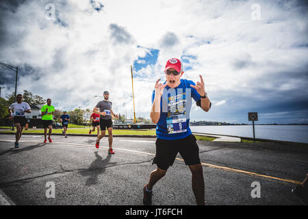 CARLETON, Kanada - 4. Juni 2017. In der fünften Marathon von Carleton in Québec, Kanada. Senior und energischen Mann tun, der Marathon Stockfoto